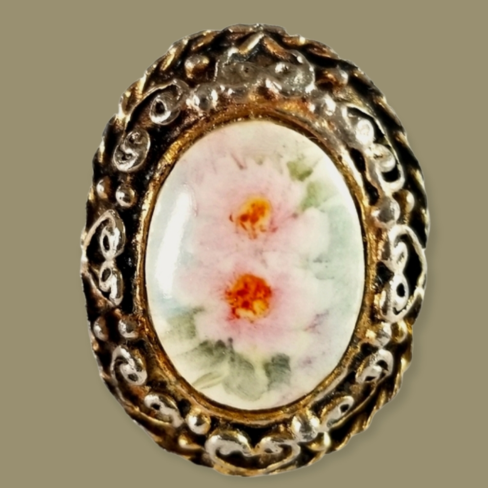 Vintage Adjustable Antiqued Gold Tone Floral Cabachon Ring